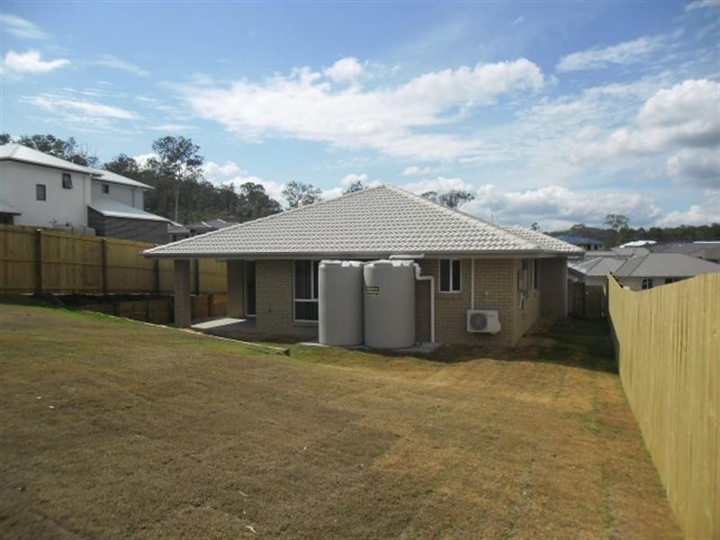 8 Willow Rise Dr, Waterford QLD 4133