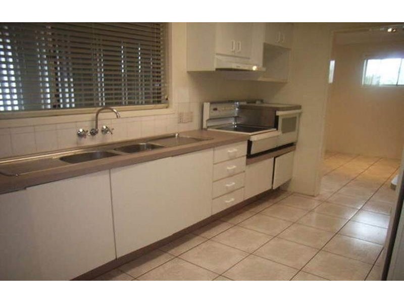 83 Long St, Camp Hill QLD 4152