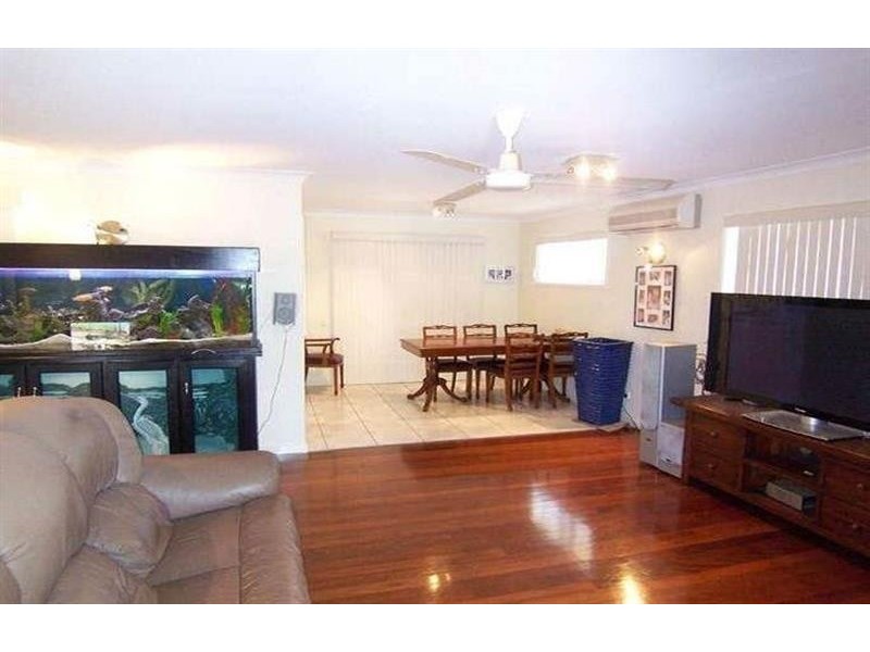 83 Long St, Camp Hill QLD 4152