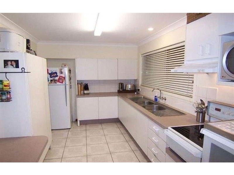 83 Long St, Camp Hill QLD 4152
