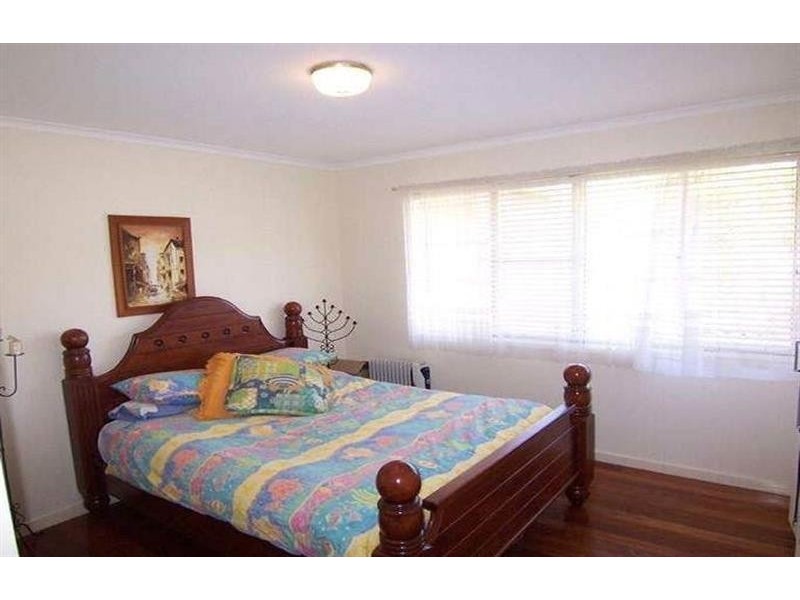 83 Long St, Camp Hill QLD 4152