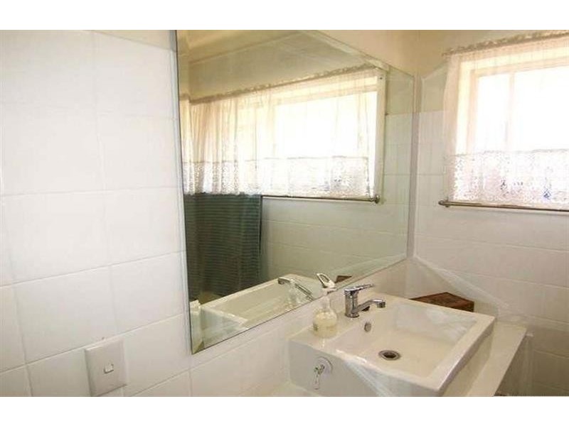 83 Long St, Camp Hill QLD 4152