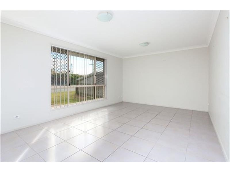 1/2 Whitlock Dr, Rothwell QLD 4022