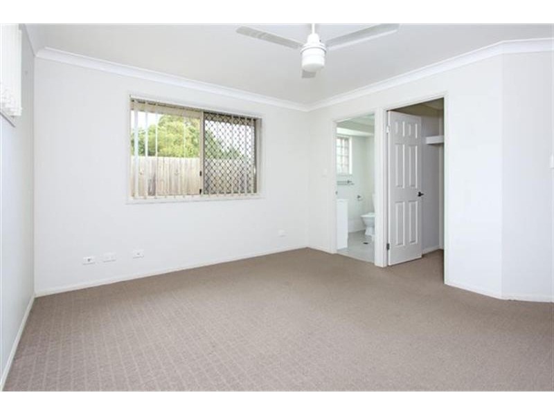 1/2 Whitlock Dr, Rothwell QLD 4022