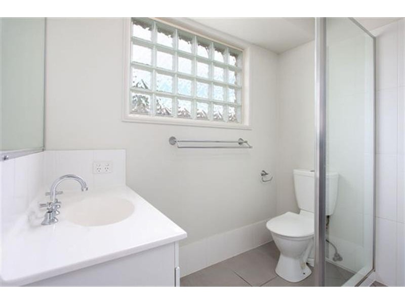 1/2 Whitlock Dr, Rothwell QLD 4022