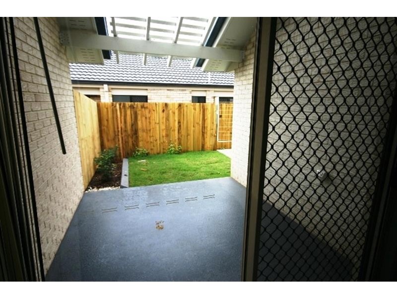 1/2 Whitlock Dr, Rothwell QLD 4022