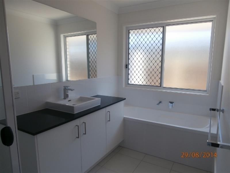 9 Greencastle Pde, Maudsland QLD 4210