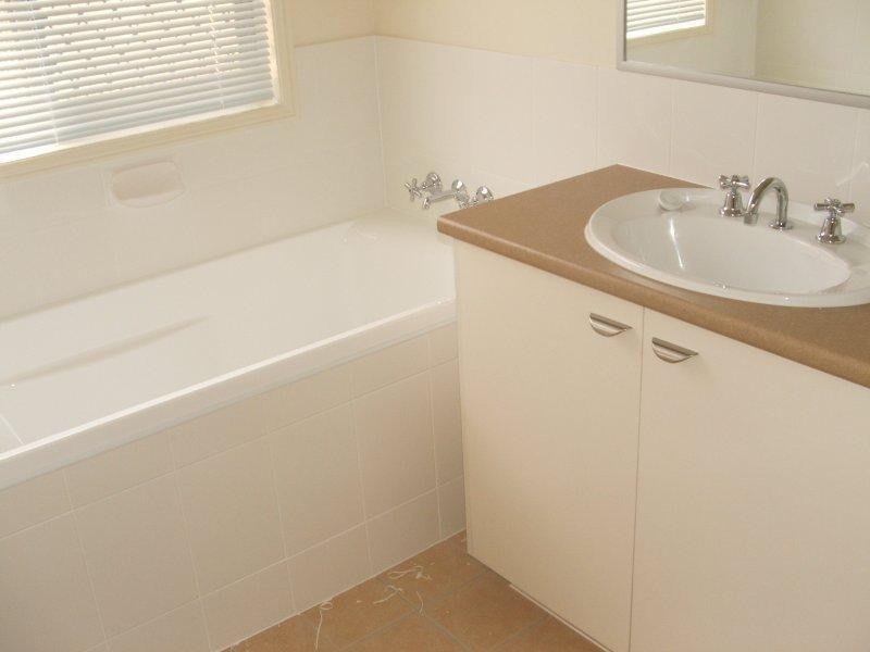 30 LAKE COOTHERABA Pl, Logan Reserve QLD 4133