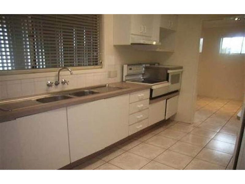 83 Long St, Camp Hill QLD 4152