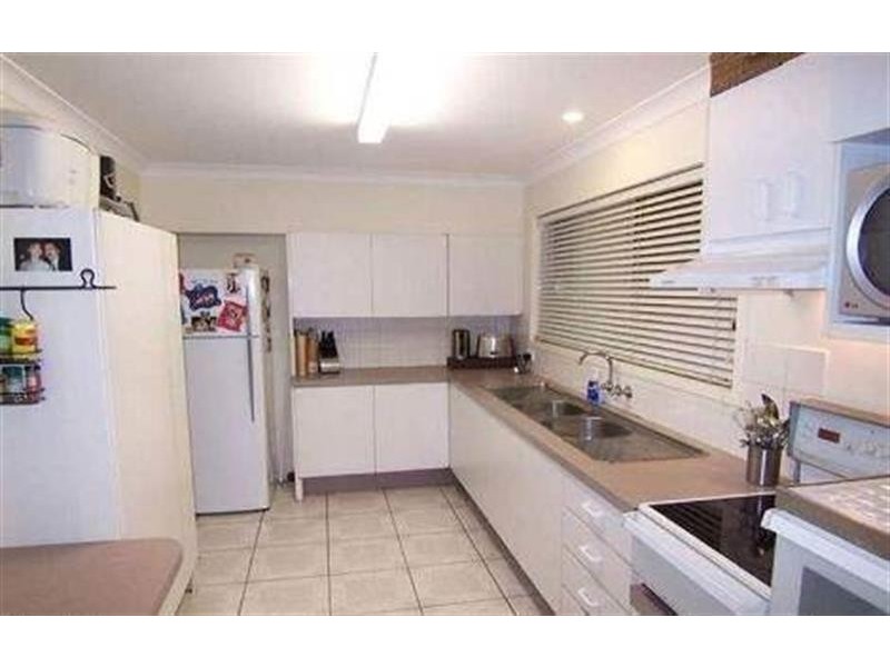 83 Long St, Camp Hill QLD 4152