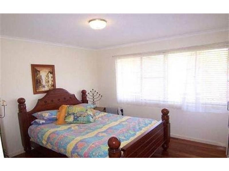 83 Long St, Camp Hill QLD 4152