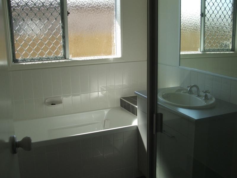 8 Lake Wivenhoe Cres, Logan Reserve QLD 4133