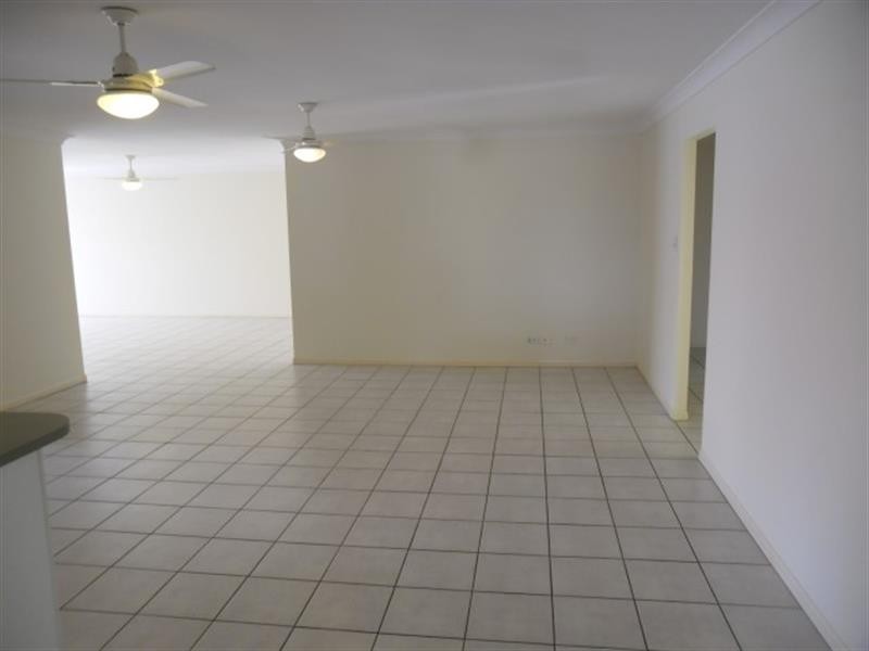25 Dennis Cl, Calamvale QLD 4116