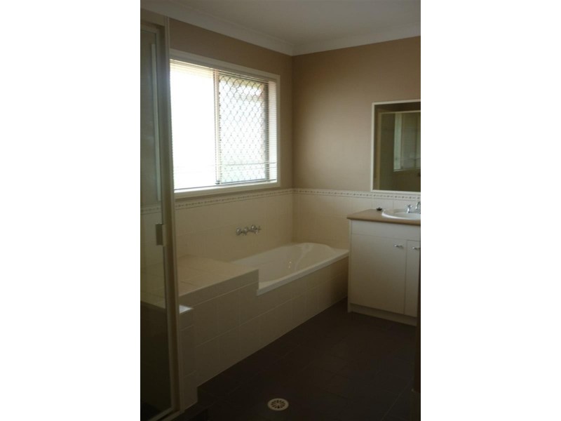 4 Mozart Pl, Mackenzie QLD 4156