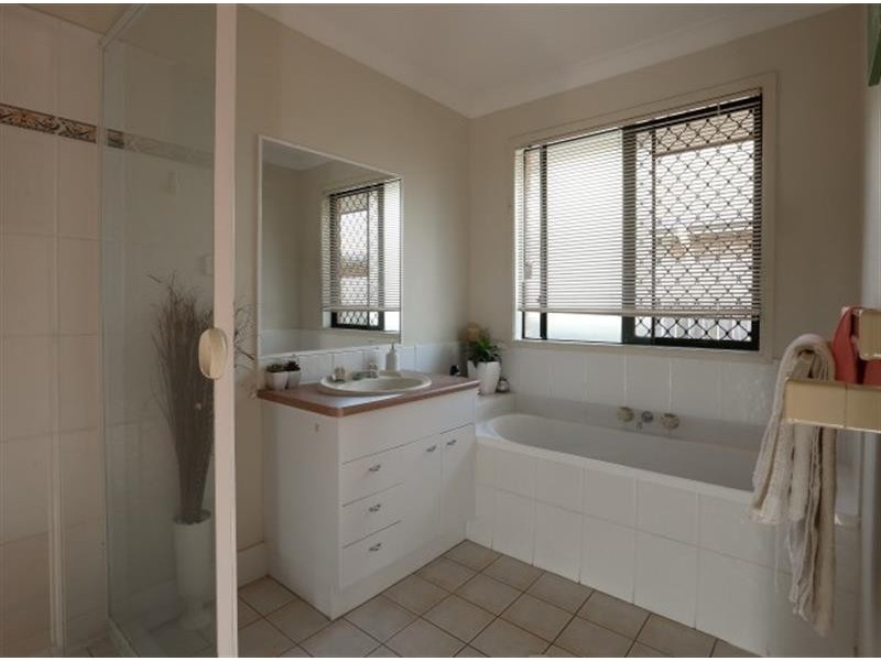 2 Nique Ct, Redcliffe QLD 4020