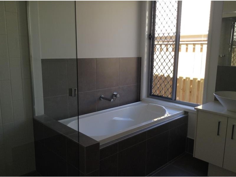 6 Zamma St, Augustine Heights QLD 4300