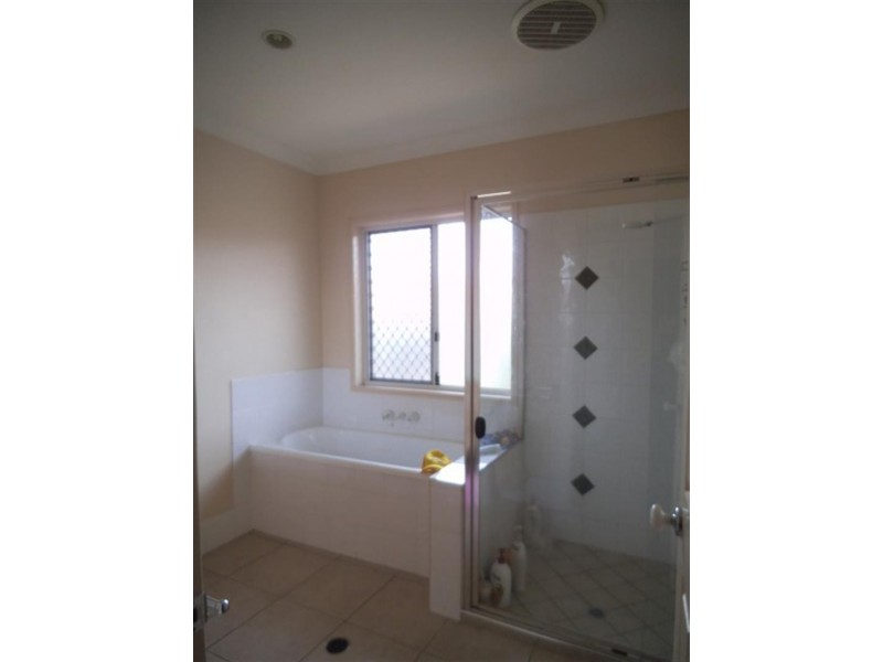 7 Brodie Ct, Hillcrest QLD 4118