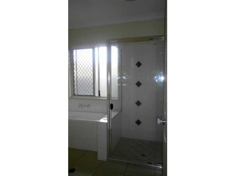 7 Brodie Ct, Hillcrest QLD 4118