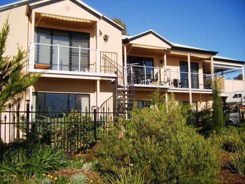 14 St Vincents (Upstairs) Ave, Hallett Cove SA 5158