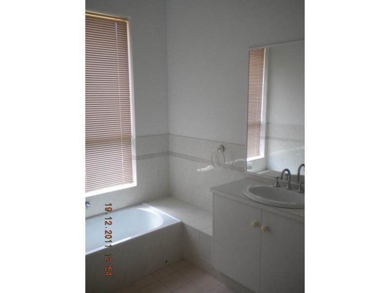 37 Moor Cres, Hallett Cove SA 5158