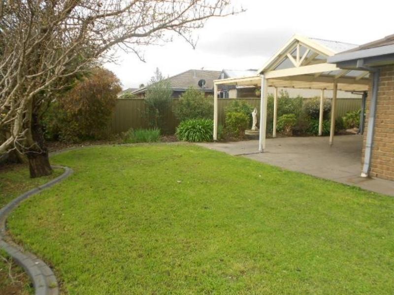 27 Brookland Valley Dr, Woodcroft SA 5162