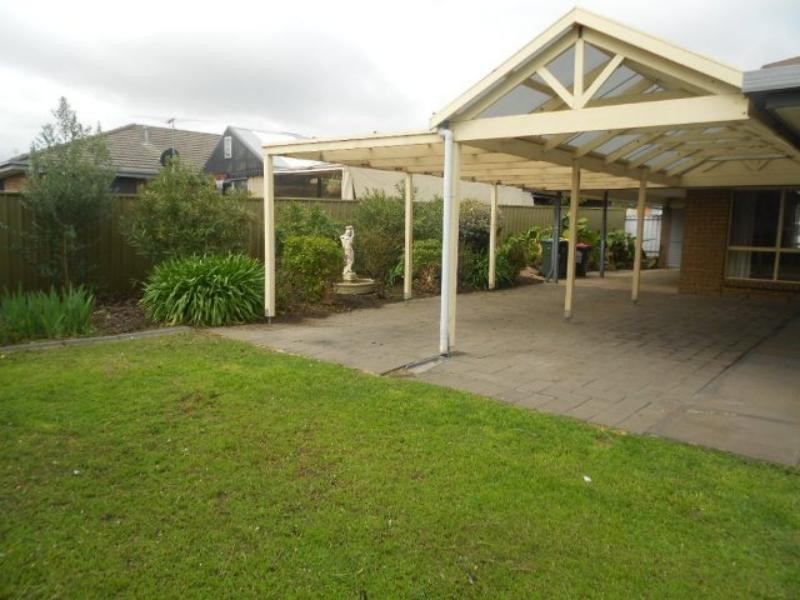 27 Brookland Valley Dr, Woodcroft SA 5162