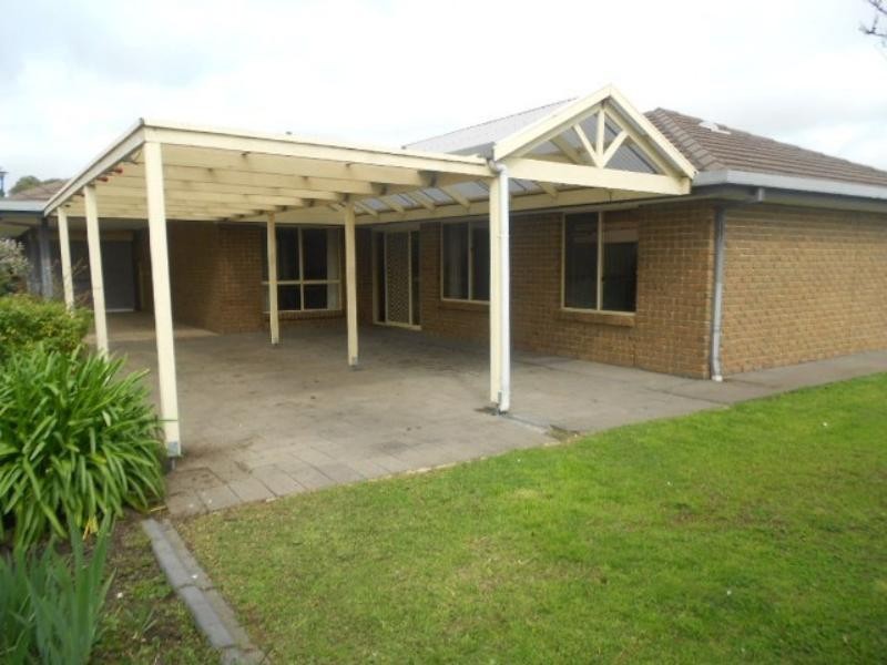 27 Brookland Valley Dr, Woodcroft SA 5162