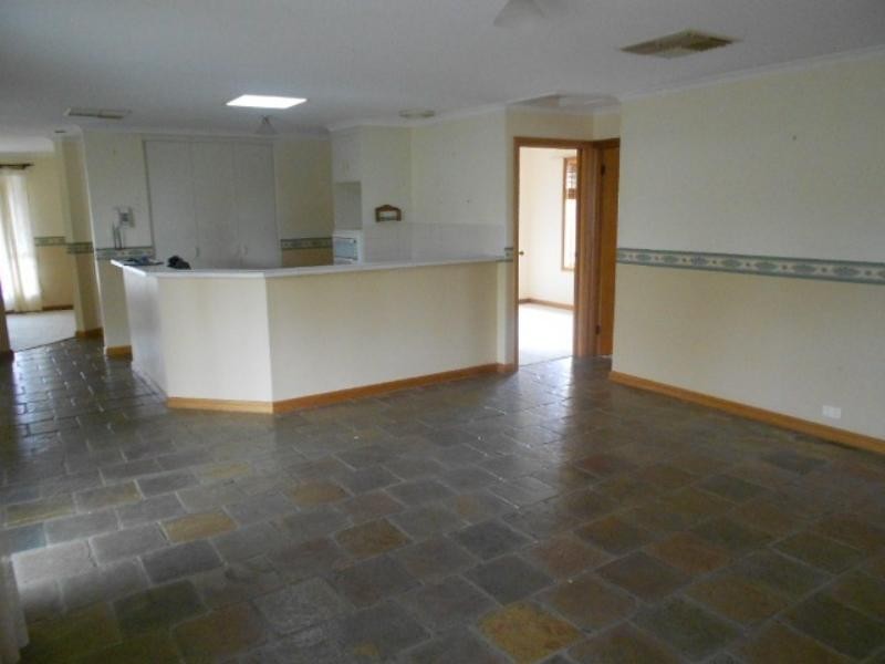 27 Brookland Valley Dr, Woodcroft SA 5162