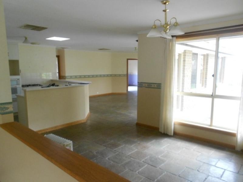 27 Brookland Valley Dr, Woodcroft SA 5162