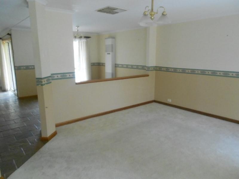 27 Brookland Valley Dr, Woodcroft SA 5162