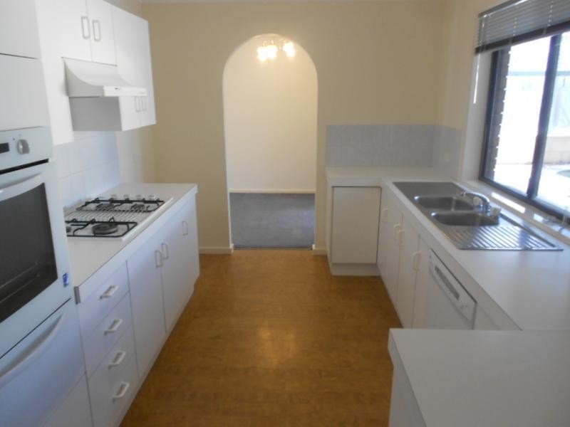 4 Hayford Cres, Morphett Vale SA 5162