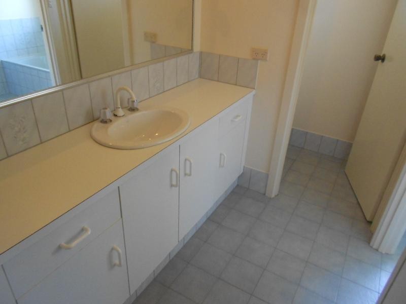 4 Hayford Cres, Morphett Vale SA 5162