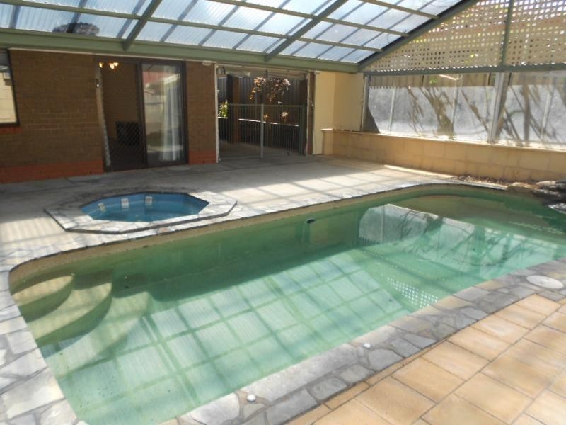 4 Hayford Cres, Morphett Vale SA 5162