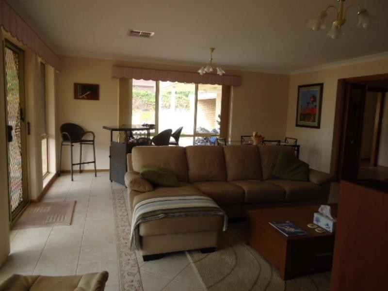 15 Glenloth Dr, Happy Valley SA 5159