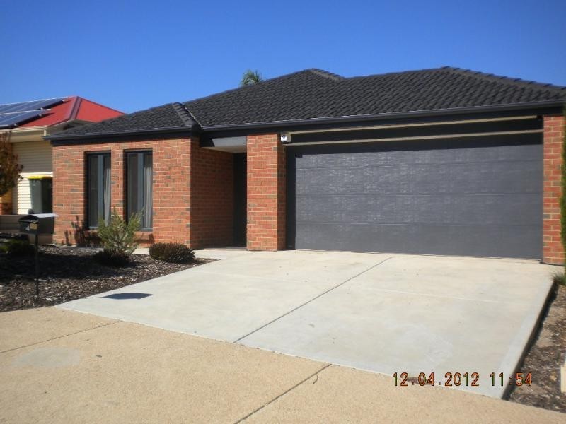4 Fuschia St, Huntfield Heights SA 5163