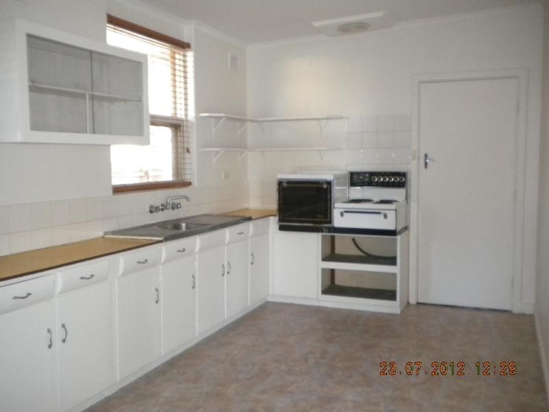 27 Maxwell Rd, Hackham SA 5163