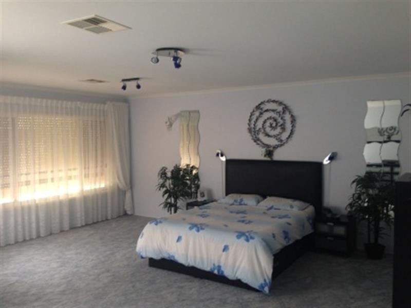 15 Freebairn Ave, Hallett Cove SA 5158