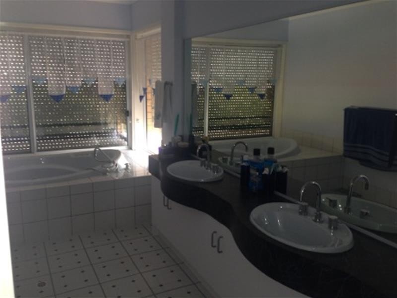 15 Freebairn Ave, Hallett Cove SA 5158