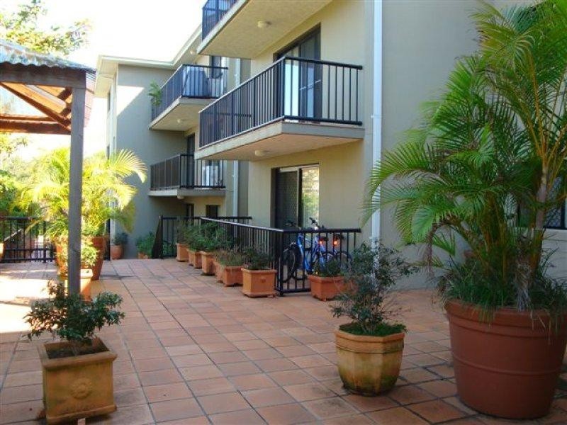 8/2 Johnston  St, Southport QLD 4215