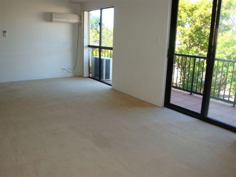 8/2 Johnston  St, Southport QLD 4215