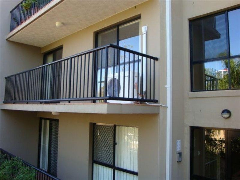 8/2 Johnston  St, Southport QLD 4215