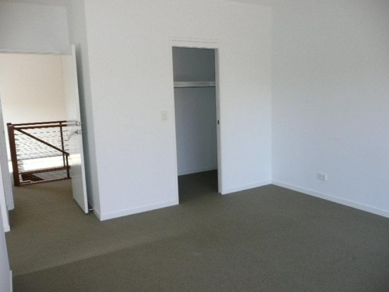 2/5 Nankeen  Ave, Paradise Point QLD 4216