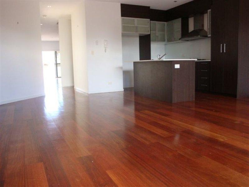 2/5 Nankeen  Ave, Paradise Point QLD 4216