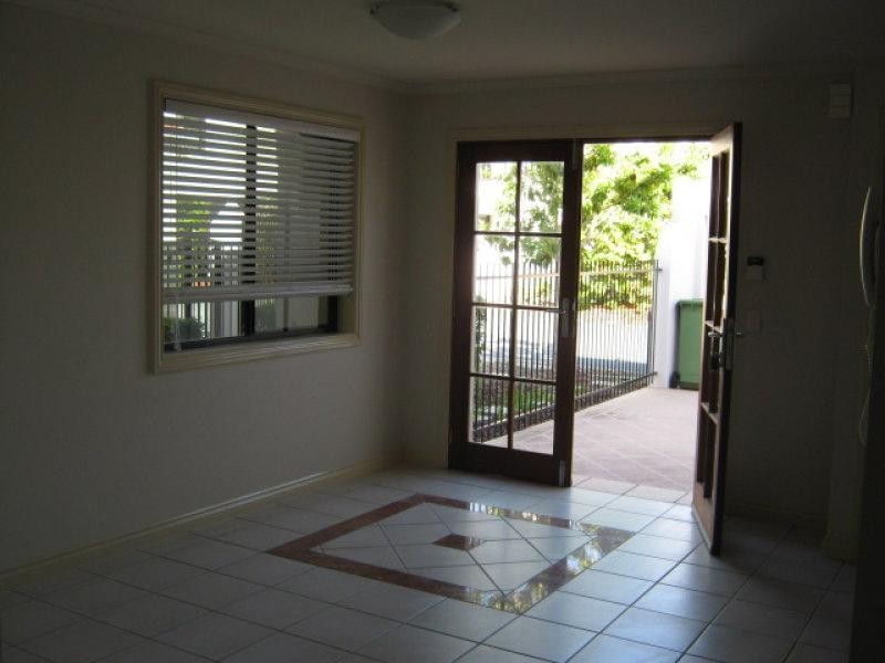 8872 Magnolia Dr, Hope Island QLD 4212