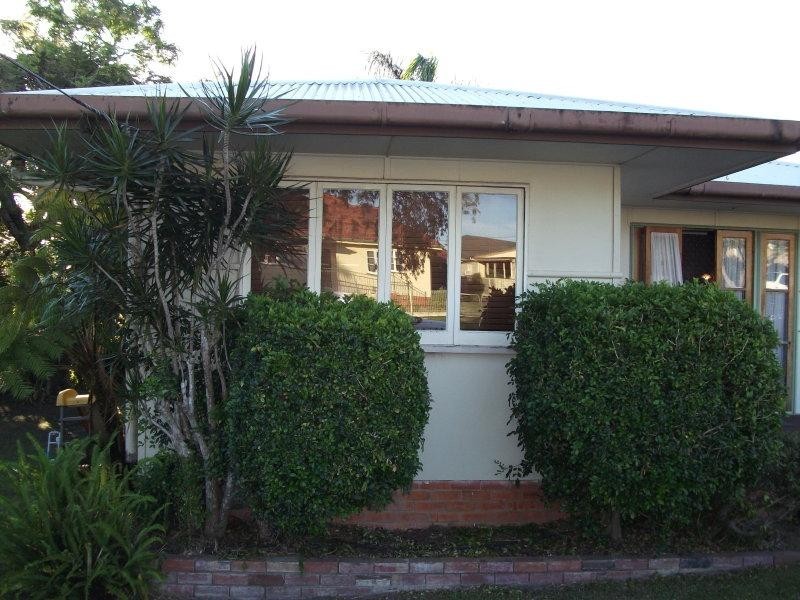 27 Lind Ave, Southport QLD 4215