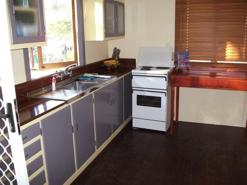 27 Lind Ave, Southport QLD 4215