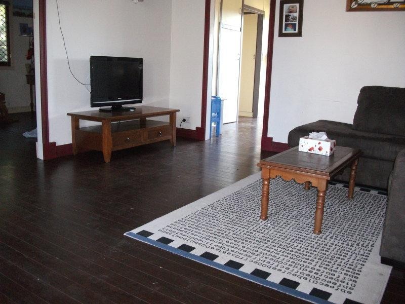 27 Lind Ave, Southport QLD 4215