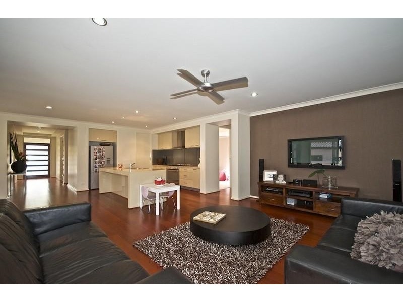 106 Arun Dr, Arundel QLD 4214