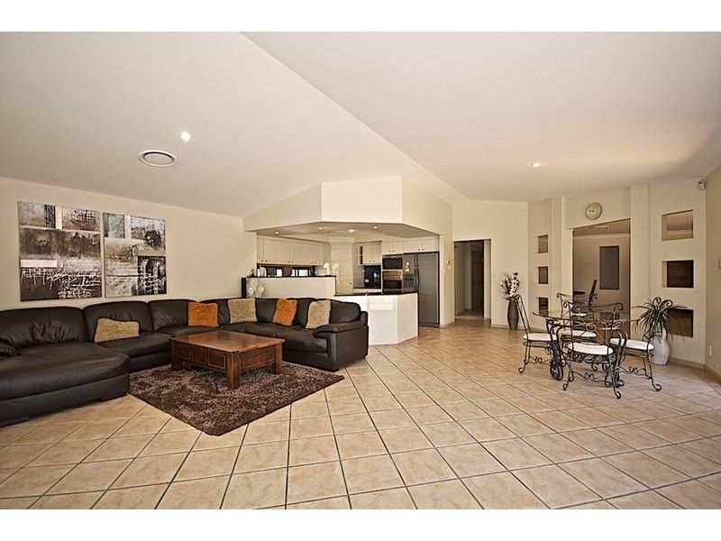 104 Arun Dr, Arundel QLD 4214