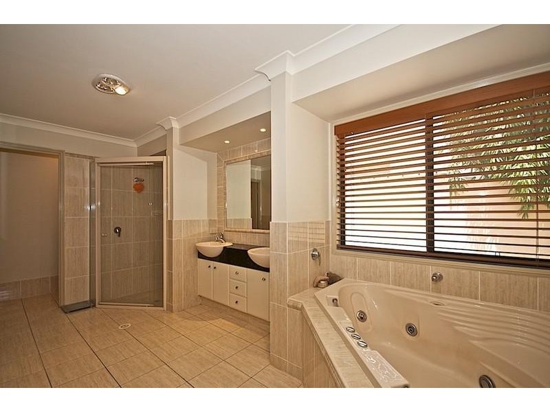 104 Arun Dr, Arundel QLD 4214